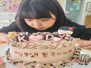 Go Do-yeon Instagram - #일상스타그램💕🍮🍰🍦 
#아역배우고도연👧 
#한글날🇰🇷 
#도연이생일🎂 
#홍대데이트 
#케익원데이클래스
#자기생일케익만들기
#좋아? 넹 ㅎㅎ

 도연아  생일 🎂 축하해 ^^
어제는 음력생일 오늘 양력 ㅠㅠ 
이틀연속 ~~^^ 힘들다 
케익안사고 만들어보고 싶다고 해서 홍대로 고고씽 💕💕💕