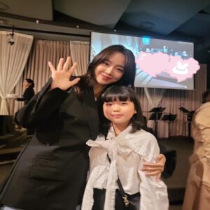 Go Do-yeon Instagram - #일상스타그램💕🍮🍰🍦 
#아역배우고도연👧 
#청화이모 결혼식
#축하드려요💕 
#이번생도잘부탁해 애경역
#신혜선배우님
#반갑게맞아주셔서감사해요🙇‍♀️ 
#넘행복해❤️ 
#신부도예쁘고신랑도므찌고 ^^

🌸 애경이 결혼식장 

신혜선배우님도 청화이모 결혼식에  참석하셔서 
도연이  신혜선배무님께 인사드렸는데 ..
응 안녕 하시면서 🥰🥰
어^^ 어디서 봤는데? ㅎㅎ 하시더라구요 
그래서 이번생 어린애경 입니다 라고 하니 ..
그래 애경아 만나서 반가워 하며 반갑게 
이사 해주셨어요 ^^ 
사진도 찍어주시고 🌸🌸🌸 감사합니다 ^^