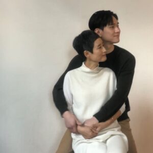 Go Kyung-pyo Instagram - 오늘은 그녀의 생일입니다. 

나에게 세상 누구보다 큰 존재였고

앞으로도 그럴 것 입니다.

그녀에게 받은 사랑을 증명하며 

살겠다. 맹세합니다. 

두렵지 않습니다. 

그녀를 다시 만나러 가는 것이. 

그렇기에 살아있는동안 

지금의 맹세, 다짐 지킬 겁니다. 

많이 보고싶습니다. 

엄마 사랑해.

꼭 다시 만나서 날 안아줘. 

보고싶다..