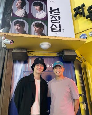 Go Kyung-pyo Instagram - (*촬영 후 마스크는 바로 다시 썼습니다)
연극보러 갔다가 만난 이기홍 배우 
✨👍🏻✨👍🏻✨