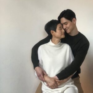 Go Kyung-pyo Instagram - 오늘은 그녀의 생일입니다. 

나에게 세상 누구보다 큰 존재였고

앞으로도 그럴 것 입니다.

그녀에게 받은 사랑을 증명하며 

살겠다. 맹세합니다. 

두렵지 않습니다. 

그녀를 다시 만나러 가는 것이. 

그렇기에 살아있는동안 

지금의 맹세, 다짐 지킬 겁니다. 

많이 보고싶습니다. 

엄마 사랑해.

꼭 다시 만나서 날 안아줘. 

보고싶다..