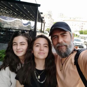 Gökhan Atalay Instagram - #tozkoparan finalinde, bir veda yazısı yazmıştım. Sonra "Tozkoparan İskender" ile devam ettik. Gidenler, gelenler, konuk olanlarla birlikte duygularım değişmedi. 🙂
Aynı şeyleri tek tek tekrar yazmayacağım. 
101 bölüm, 2 film ve bütün her şeydeki yoldaşlığınız için, yapımda emeği geçenlere ve tüm izleyicilere çok teşekkür ederim.  #tozkoparani̇skender  yeni sezonlarda da yolunuz açık olsun 👊
@elifsudeh 
@emrahomerkara 
@tokdemirsera 
@alkasburak 
@kudretsabanci 
@hayrettin
@mehmeteminkadihann 
@mustafademrhan 
@ozgurzoral