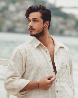 Gökhan Keser Instagram - Boğaz manzarasına bakarken HUAWEI FreeBuds 5'in yüksek ses kalitesiyle yakında çıkacak şarkılarımı dinlemek bambaşka bir keyif 💫 

@huaweimobiletr 

#HuaweiFreebuds5
#işbirliği