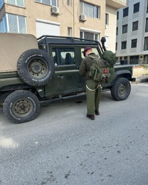 Gökhan Özoğuz Instagram - Bir gezintidir hayat 
Öyle bi çıkıp dolaşır gelirsin 
engebesinde ferahının hatrı kalır 
Nizamı göz yaşında saklıdır 
En güzeli, hepsinin bir andan ibaret olduğunu bildiğindeki lezzetidir.
