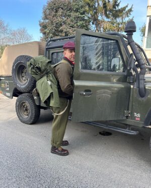 Gökhan Özoğuz Instagram - Bir gezintidir hayat 
Öyle bi çıkıp dolaşır gelirsin 
engebesinde ferahının hatrı kalır 
Nizamı göz yaşında saklıdır 
En güzeli, hepsinin bir andan ibaret olduğunu bildiğindeki lezzetidir.