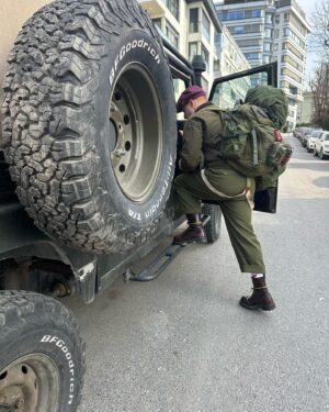 Gökhan Özoğuz Instagram - Bir gezintidir hayat 
Öyle bi çıkıp dolaşır gelirsin 
engebesinde ferahının hatrı kalır 
Nizamı göz yaşında saklıdır 
En güzeli, hepsinin bir andan ibaret olduğunu bildiğindeki lezzetidir.