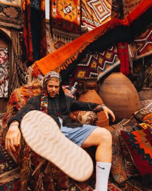 Gökhan Özoğuz Instagram - Salın beni duvarlara 
cicim kaytan bıyık
Vazgeçmedim Kendi yolumdan 
@kendiyolumdafilm 
@primevideotr 
@athena
