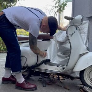 Gökhan Özoğuz Instagram - Aşığım sana doyamıyorum 
"With love from me to you"
#skinhead 
#mod 
#scooter
#vespaclassic
