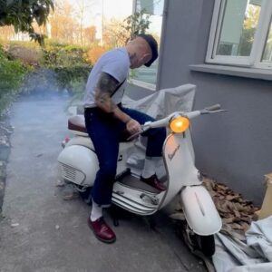 Gökhan Özoğuz Instagram - Aşığım sana doyamıyorum 
"With love from me to you"
#skinhead 
#mod 
#scooter
#vespaclassic