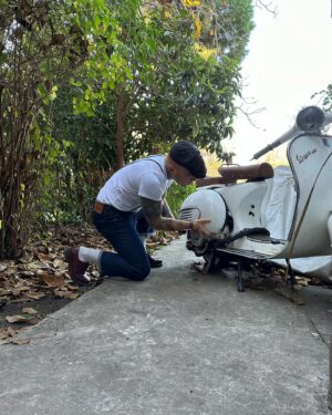 Gökhan Özoğuz Instagram - Aşığım sana doyamıyorum 
"With love from me to you"
#skinhead 
#mod 
#scooter
#vespaclassic