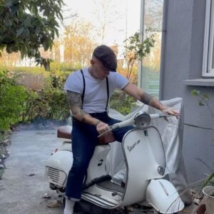 Gökhan Özoğuz Instagram - Aşığım sana doyamıyorum 
"With love from me to you"
#skinhead 
#mod 
#scooter
#vespaclassic