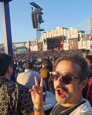 Gonçalo Diniz Instagram - Porque a vida só se vive uma vez.
GRANDE tarde/noite no Rock in Rio!
Sempre com o meu fiel irmão e Jony( my best) a viver todos os momentos e emoções. 
Não posso deixar de elogiar este rooftop da Hyundai.
Wow 👌👏. Nota 10
Uma vista privilegiada sem dúvida, mas o melhor mesmo foi a organização e a simpatia do staff.
Parabéns de verdade.
Obrigado querido @diamantinomartins, sempre a surpreender 😘
#Hyundai #hyundaiportugal
#hyundainorockinRio #hyundayinrio
#hyundayrocktheprogress

Because life is only lived once. 
GREAT afternoon/evening at Rock in Rio! 
Always with my faithful brother and Jony (my best) experiencing all the moments and emotions. 
I can't help but praise this Hyundai rooftop. 
Wow 👌👏. Grade 10 
A privileged view without a doubt, but the best part was the organization and friendliness of the staff. 
Real congratulations. 
Thank you dear @diamantinomartins, always surprising 😘 #Hyundai #hyundaiportugal 
#hyundainorockinRio 
#hyundayinrio