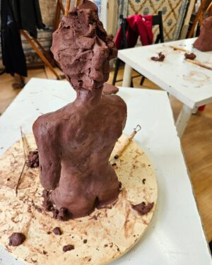 Gonçalo Diniz Instagram - Uma das grandes paixões da minha vida é sem dúvida a escultura. Sempre foi!
Meu avô o excelentíssimo Sr. Macário da Rocha Diniz professor na escola de Belas artes no Porto ensinou-me a ter visão e a ter paixão pelas artes.
Mas só posso agradecer ao meu professor @dio__costa 
Pelo empenho em não desistir de mim, da minha ansiedade em querer avançar os processos e por ter encontrado a forma certa de chegar e passar da forma mais simples o que deveria ser. 🙏
Sou outra pessoa( artista) , e é impressionante como TODAS as ARTES estão interligadas no seu todo e como é importante entender um pouco de todas... só complementa.
Muito feliz com o resultado.
E claro que essa energia veio para casa e a VITÓRIA Amou. 
Viva as ARTES
Viva a ESCULTURA 
#vidadeator 
#vidaseartista

One of the great passions of my life is without a doubt sculpture. 
Was always! 
My grandfather, the excellent Mr. Macário da Rocha Diniz, professor at the School of Fine Arts in Porto, taught me to have a vision and a passion for the arts. 
But I can only thank my teacher @dio__costa For my commitment to not giving up on myself, for my anxiety in wanting to advance the processes and for having found the right way to get to and convey in the simplest way what should be. 🙏 
I'm another person (artist), and it's impressive how ALL the ARTS are interconnected as a whole and how important it is to understand a little of them all... 
it just complements. 
Very happy with the result. 
And of course this energy came home and VITÓRIA loved it. 
Long live the ARTS 
Long live SCULPTURE 
#acrtorslife 
#artistlife