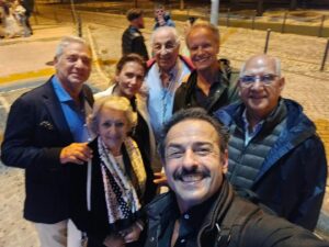 Gonçalo Diniz Instagram - Obrigado LISBOA!
Muito obrigado a TODAS as pessoas que tornaram estes 5 dias FANTÁSTICOS.
Que público maravilhoso, que energia. 
Sem palavras para descrever a sensação e gratidão! 🙏
Ficam as emoções 
Ficam os abraços da família e amigos que te alimenta mais que tudo
Ficam as relações que se fazem
Ficam as memórias de cada canto onde passamos
Ficam as alegrias
Ficam também estas imagens para quem gosta de ver o resultado de um longo e árduo processo teatral.
Viva o TEATRO 
Viva o PÚBLICO 
Viva o PÚBLICO 
Viva o PÚBLICO 
Viva o PÚBLICO 
#casinodelisboa 
#monologosdopenis 
#vidadeator 

Thank you LISBON! 
Thank you very much to ALL the people who made these 5 days FANTASTIC. 
What a wonderful audience, what energy. 
No words to describe the feeling and gratitude! 🙏 
The emotions remain 
The relationships that are made remain 
There are memories of every corner we pass through 
The joys remain 
These images are also available for those who like to see the result of a long and arduous theatrical process. 
Long live THEATER 
Long live the PUBLIC 
Long live the PUBLIC 
Long live the PUBLIC 
Long live the PUBLIC 
#lisboncasino
#monologosdopenis 
#actorslife