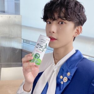 Gongchan Instagram - 바나 덕분에 매일이 행복하다❤️ #BANA #B1A4 #영화처럼 #솔의눈 #좋아 #상쾌 ☺️