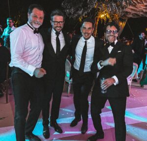 Gonzalo García Vivanco Instagram - Que manera de celebrar tanto Amor de mis queridos @carlosquintanillas & @carlosadyan .
Y que mejor que rodeado de personas que Admiro y Amo tanto, mi 7ma generación!! 💫❤️
