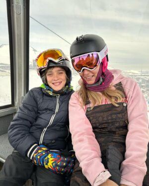 Gonzalo Valenzuela Instagram - Ver disfrutar la montaña como alguna vez yo la disfruté 🏔️ 
Lo heredado no se hurta. 
Gran fds de deporte, familia, montaña… maravillosa experiencia en @valle_nevado