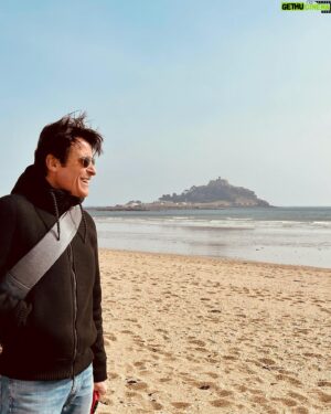 Goran Visnjic Instagram - What's up...? How's everyone doing...? Ready for a long weekend...? Hope you're doing well...🙏🏻😊❤️... FYI ... I'm at ➡️ #stmichaelsmount #cornwall #england