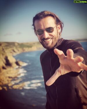 Goran Visnjic Instagram - So, this is me inviting you to take a leap into reality...👋...😊
No seriously, after reading the comments on my last post I was really flabbergasted... I mean seriously...?! QAnon peddlers...?! Conspiracy theories...?! Croatians for Trump...?! What the hell...🤔
Now, if I’d to engage and respond to any of these comments I’d just be moving them up in the que giving them even more importance and attention... so, no...👎 
But I really need to address one thing, the “Hollywood people who shouldn’t meddle into politics.”
A DUTY of EVERY citizen in every democracy in the world is exactly that! You SHOULD be part of political life of your country, you should voice your opinion; BUT, your duty should also be to examine and research properly before you vote (and for crying out loud you should vote!) for someone just because you like him and believe every word he or she says. Why is that person seeking office, what has that person said about women, about minorities, what about his character...?! And you should definitely dig a bit deeper than an occasional conspiratorial YouTube video and Facebook search...
And how dare you call Joe Biden a pedofile...?! Do some serious research about the guy, come on...🤦🏻‍♂️
One more thought... last time I checked, this is still my account so if you don’t like it nobody holds you hostage here. If you wanna comment without being rude and hostile and say your mind you can do that too...😊...🙏🏻
And remember...! It’s nice to be important but it’s more important to be nice...😉
Oh, and btw... Ronald Reagan was a Hollywood movie star and Donald Trump was a Hollywood reality tv star...🤷🏻‍♂️... still is I guess... just saying...