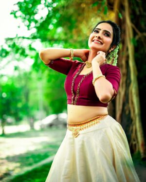 Gouri Nair Instagram - ….and he held my hand, we walked together into the eternity’ !!🥰❤️

Climaxing 2022 with Krithi, the bridal series!!3️⃣

Outfit : @krithibyshabana
MUA :  @shaz_bridal_makeover
Jewellery : @shaz_rental_palace
Clicks : @pkz____ @instarian

#gourinairsocialmedia #gourinairinstagram #gourinairactress #gourinairartist #gourinair
#hinduwedding #indianwedding #wedding #bride #indianbride #tamilwedding #keralawedding #wedmegood #sikhwedding #hindubride #weddinginspiration #saree #hindu #india #keralaweddingphotography #bridalmakeup #keralaweddingstyles #bridesofindia #weddingsutra #kerala #tiethethali #love #indian #keralabride #kooraisaree