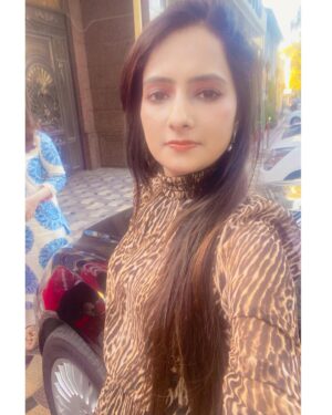 Gouri Nair Instagram - ‘Out beyond ideas of wrongdoing and rightdoing there is a field… I’ll meet you there’ !!🥰♾️. 

#gourinairsocialmedia #gourinairinstagram #gourinairactress #gourinairartist #gourinair
#today #love #instagram #instagood #like #photography #follow #life #photooftheday #picoftheday #happy #me #instadaily #nature #fashion #beautiful #photo #art