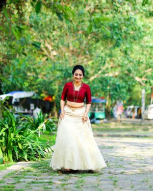 Gouri Nair Instagram - ….and he held my hand, we walked together into the eternity’ !!🥰❤️

Climaxing 2022 with Krithi, the bridal series!!3️⃣

Outfit : @krithibyshabana
MUA :  @shaz_bridal_makeover
Jewellery : @shaz_rental_palace
Clicks : @pkz____ @instarian

#gourinairsocialmedia #gourinairinstagram #gourinairactress #gourinairartist #gourinair
#hinduwedding #indianwedding #wedding #bride #indianbride #tamilwedding #keralawedding #wedmegood #sikhwedding #hindubride #weddinginspiration #saree #hindu #india #keralaweddingphotography #bridalmakeup #keralaweddingstyles #bridesofindia #weddingsutra #kerala #tiethethali #love #indian #keralabride #kooraisaree