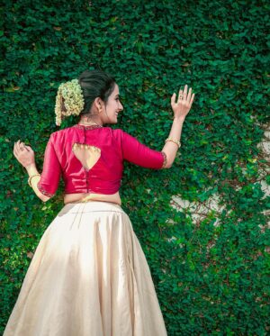 Gouri Nair Instagram - ….and he held my hand, we walked together into the eternity’ !!🥰❤️

Climaxing 2022 with Krithi, the bridal series!!3️⃣

Outfit : @krithibyshabana
MUA :  @shaz_bridal_makeover
Jewellery : @shaz_rental_palace
Clicks : @pkz____ @instarian

#gourinairsocialmedia #gourinairinstagram #gourinairactress #gourinairartist #gourinair
#hinduwedding #indianwedding #wedding #bride #indianbride #tamilwedding #keralawedding #wedmegood #sikhwedding #hindubride #weddinginspiration #saree #hindu #india #keralaweddingphotography #bridalmakeup #keralaweddingstyles #bridesofindia #weddingsutra #kerala #tiethethali #love #indian #keralabride #kooraisaree