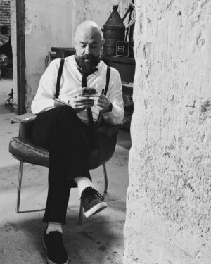 Goyo Jiménez Instagram - Aprovecho los tiempos muertos de la grabación para repasar en mi móvil las novedades culturales del panorama internacional, ya sabéis, exposiciones, novedades editoriales, estrenos…

Estaba viendo memes 

Fotaca de @martamingo4
