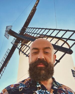 Goyo Jiménez Instagram - Querida Castilla-La Mancha: Déjame que te felicite el cumpleaños como si fueras algo más que el fruto de una convención humana, que dibuja imaginativas fronteras en un trozo de papel. Yo sé que estás viva. Te conozco bien, me he criado en ti. Me has acunado, meciéndome con cariño, aunque, de tanto en tanto, se te escapará algún que otro vaivén. He crecido en tu seno materno hasta ser alto en estatura y grande en aspiraciones. Te he cruzado, durante más de 15 teatrales años de una punta a la otra. Y luego a la otra-otra. Y luego, a la de más allá. Por llegar, lo he hecho hasta donde no había carreteras por las que hacerlo. He alimentado mi cuerpo con lo que dabas y mi espíritu con lo que negabas, siempre dispuesta a ambas cosas. He dormido y guardado vigilia en tus noches llenas de contrastes y estrellas. He madrugado tus amaneceres infinitos. Me has empujado para alejarme y laceado para atraerme. Sé bien lo viva que estás. Así que quiero desearte un Feliz Día y decirte, en la distancia, que tu grandérrima virtud reside en haber entendido, mejor que nadie, la lección más importante que nos da la vida. Y es que “no puede impedirse el viento, pero hay que saber hacer molinos”

Feliz Día de Castilla-La Mancha, paisanos