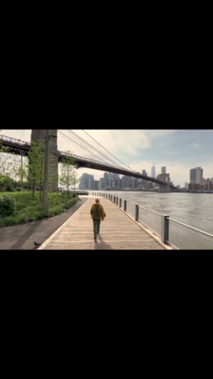 Goyo Jiménez Instagram - Se acabó por ahora, New York City. Ha sido increíble conocerte, atravesarte, sumergirme en el torrente humano que se desborda por los cañones que son tus calles y avenidas. Levantar la vista y henchirme de vértigo y emoción. Girarme una y otra vez con la fuerza motriz del asombro que no dejas de provocar. Bajar a tus intestinos, subir a tus nubes, mirar boquiabierto a unos locos y a otros. Mole hiperbólica y liliputiense, inhóspita y generosa, agotadora y vivificante… Te hemos robado miles de planos, te hemos grabado en todas las posturas y secuencias que nos susurrabas. Ha sido fascinante secuestrar tu belleza. Te dejo, a cambio, el recuerdo de las risas que sonaron en ese club de Broadway y unas suelas más que gastadas al recorrerte.

Pero no te digo adiós porque ya te estoy diciendo hola…