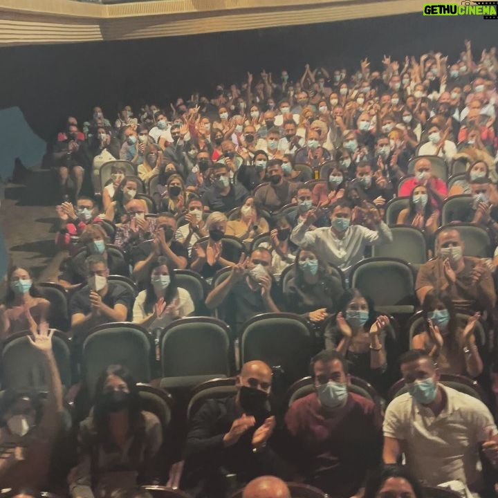 Goyo Jiménez - 1.7K Likes - ¿Estás por ahí?
Fin de las tres funciones de Alicante. Qué gustazo da volver a ver un teatro hasta la bandera. ¡Gracias viscerales a todos los que habéis hecho posible que suceda!
#aiguantulivinamérica3
Pd: ¡A preparar la cuarta!