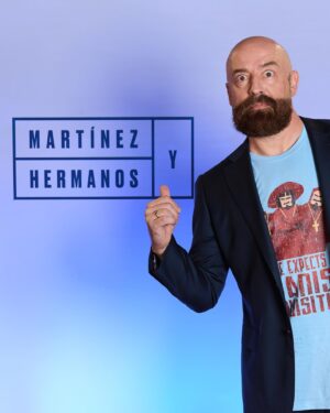 Goyo Jiménez Instagram - Humorista, actor, presentador, guionista, productor, director... ¡Y todo lo que le echen! @goyojimenez viene con sus reparto de chistes para sacarnos risas a carcajadas 🤣 #MartínezyHermanos