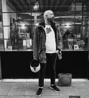 Goyo Jiménez Instagram - No es lo mismo “Cash Converters” que “verte con casco”…

Pd: Últimas grabaciones de #Unpaísparareirlo2… A partir del martes 19 en @la2_tve