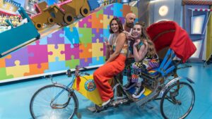 Goyo Jiménez Instagram - ¡Las noches de verano, a la fresca y con el @grandprix_tve enchufao son más mejores! ¡Y, si encima sale el cabeza de bombilla que suscribe, hasta ahorras en la factura de luz! Esta noche, en la @la1_tve_ , el equipo del maravilloso pueblo de Brion, en Galicia, apadrinado por la ínclita @percebesygrelos, se enfrentará a la formación representante de la afamada localidad de Yepes, en Castilla-La Mancha, que cuenta con este, humilde servidor, como paladín. ¿Quién creéis que ganará, Yepes, amarillo, o Brion, de azul?

Pd: Me ha quedado un texto casi de pregón de fiestas…

@grupoizen @iamcristinini @wilburvictor