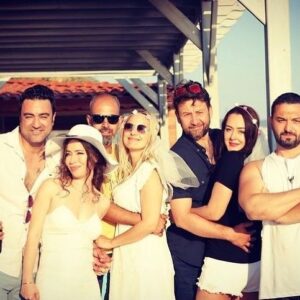 Gözde Okur Instagram - Karındaşımla harbi karındaşmışım üç ay arayla evlendikkk 😳😳😳😜