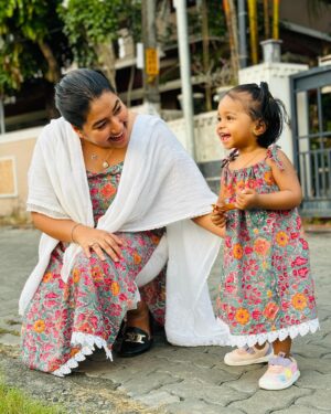 Grace Antony Instagram - Twinning with niece “Norah Baby” 💕🐝🦄🦋🐣👧🏻🍬🍭🍓 @annumarycyriac 
Niece Love 🧡
.
.
.
.
.
📸 @abytomcyriac 
#niece #baby #graceantony #norah #babygirl