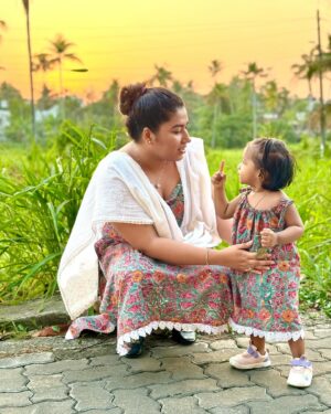Grace Antony Instagram - Twinning with niece “Norah Baby” 💕🐝🦄🦋🐣👧🏻🍬🍭🍓 @annumarycyriac 
Niece Love 🧡
.
.
.
.
.
📸 @abytomcyriac 
#niece #baby #graceantony #norah #babygirl