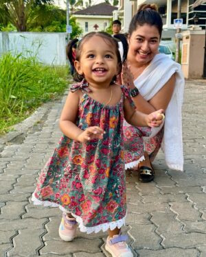 Grace Antony Instagram - Twinning with niece “Norah Baby” 💕🐝🦄🦋🐣👧🏻🍬🍭🍓 @annumarycyriac 
Niece Love 🧡
.
.
.
.
.
📸 @abytomcyriac 
#niece #baby #graceantony #norah #babygirl