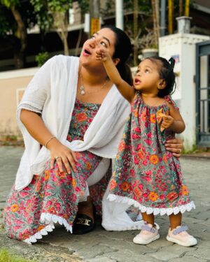 Grace Antony Instagram - Twinning with niece “Norah Baby” 💕🐝🦄🦋🐣👧🏻🍬🍭🍓 @annumarycyriac 
Niece Love 🧡
.
.
.
.
.
📸 @abytomcyriac 
#niece #baby #graceantony #norah #babygirl