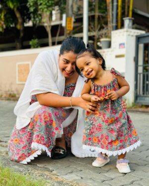 Grace Antony Instagram - Twinning with niece “Norah Baby” 💕🐝🦄🦋🐣👧🏻🍬🍭🍓 @annumarycyriac 
Niece Love 🧡
.
.
.
.
.
📸 @abytomcyriac 
#niece #baby #graceantony #norah #babygirl