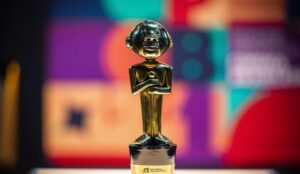 Grace Passô Instagram - República recebeu ontem prêmio de melhor curta no Grande prêmio do Cinema Brasileiro, da @academia_brasileira_de_cinema ,
dentro de uma lista de indicações de grandes trabalhos e grandes colegas de criação. Olha o troféu Grande Otelo aí! Obrigada!
Com @wilssaesser_cinema
