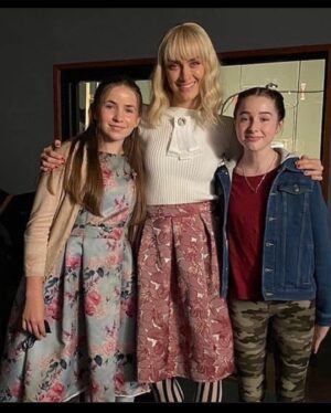 Gracyn Shinyei Instagram - Wow I can’t believe it’s over! This show has brought me so much joy and love and I hate to say goodbye! I made so many amazing friends and memories that I will always cherish! I look up to all the cast and crew I met on set!!! I’m so grateful that I got to play young Batwoman💗💗