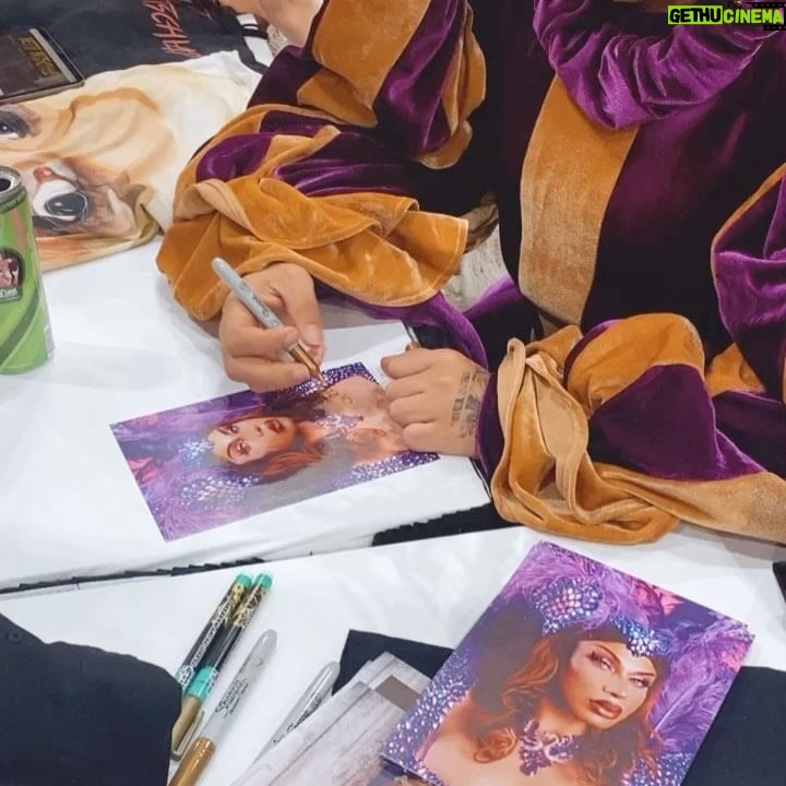 Grag Queen - 23.3K Likes - Lindaaaas, faltam 15 dias para o DragCon LA - 2024! Quem eu vejo lá?✈️ To planejando a cobertura de tudo… Me fala, O que voces querem ver da DragCon desse ano? Pede q a mãe traz haha #ᴛʙᴛ