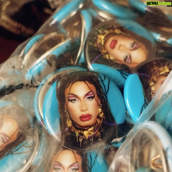 Grag Queen - 23.3K Likes - Lindaaaas, faltam 15 dias para o DragCon LA - 2024! Quem eu vejo lá?✈️ To planejando a cobertura de tudo… Me fala, O que voces querem ver da DragCon desse ano? Pede q a mãe traz haha #ᴛʙᴛ