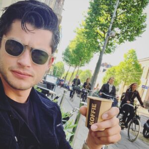 Graham Phillips Instagram - Ik kwam voor de koffie, bleef voor de metal