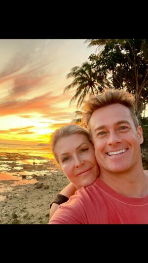 Grant Denyer Instagram - Cup filled & overflowing ❤️ lil’ post-filming Fiji fling topped up the tank with my loves. 
How do you recover from 195 episodes of @dealornodealaus ? With 195 Piña Coladas a day of course 🏝️