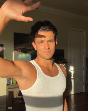 Greg Rogstad Instagram - Am I blocking the sun or asking for a high five? 🤔 💭