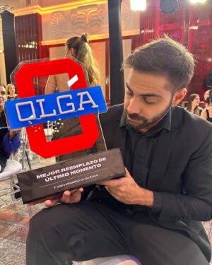 Grego Rossello Instagram - Baje del avión a ganarme unos premios con los pibes de La Nonna. 😎 

Aguante @olgaenvivo ❤️ La ultima foto es para @tomaskirzner que piensa que me regalaron los premios. #GregoPetero 🫠😂