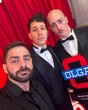 Grego Rossello Instagram - Baje del avión a ganarme unos premios con los pibes de La Nonna. 😎 

Aguante @olgaenvivo ❤️ La ultima foto es para @tomaskirzner que piensa que me regalaron los premios. #GregoPetero 🫠😂