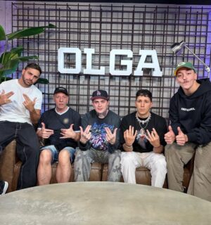 Grego Rossello Instagram - Bueno gente, no me puse de novio con Juli Poggio pero si consegui laburo, que no es poca cosa. 😂 Nos vemos todos los miercoles en @olgaenvivo con el mejor equipo de internet. ❤️ 

Gracias x el aguante, se agranda el CV y el corazón con estos pasos! 🤯❤️